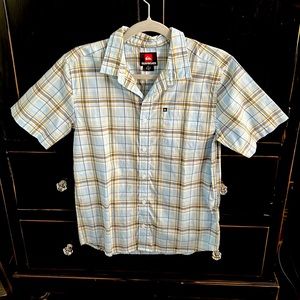 Quicksilver Boys Light Blue Botton s/s Shirt. Size 14, Bo’s L